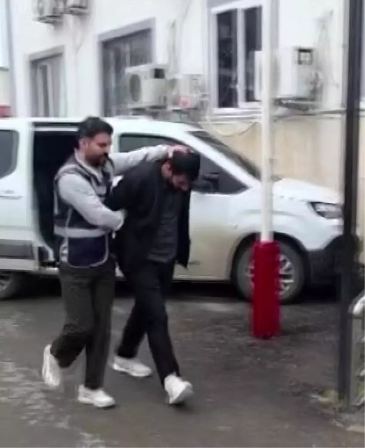 Boşanma aşamasındaki eşinin evine zarar veren koca adliyeye sevk edildi