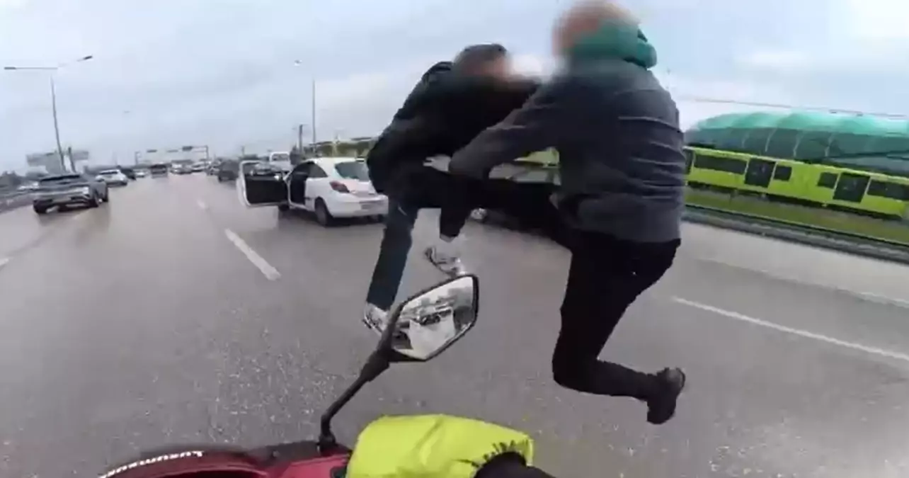 Bursa'da Trafikte Tekmeli-Yumruklu Kavga