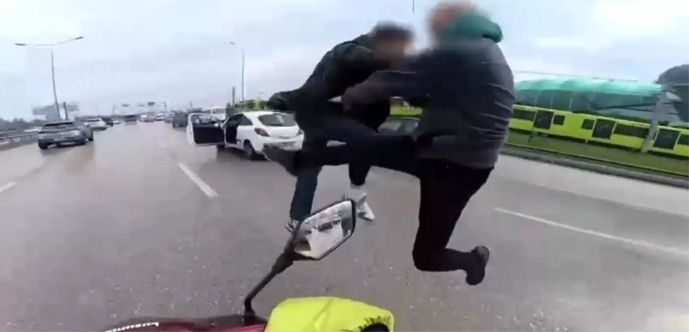 Bursa'da trafikte uçan tekmeli kavga