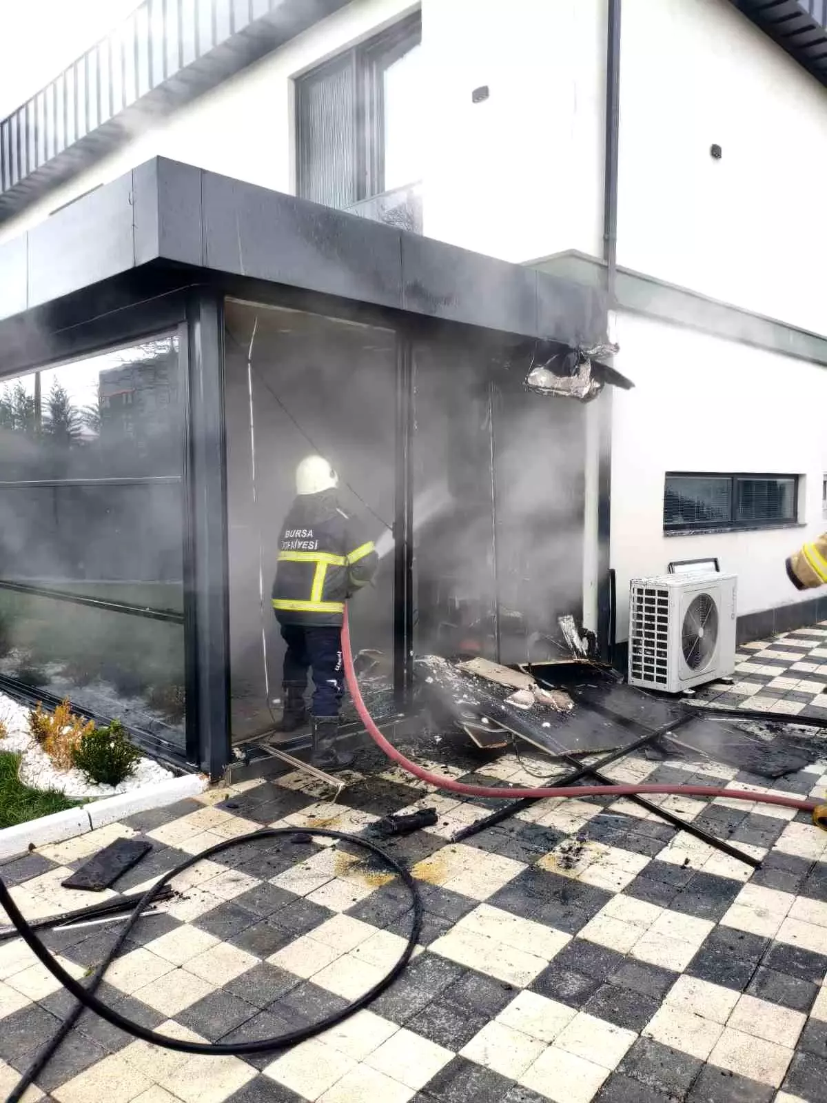 Bursa'da yazlık evde çıkan yangın paniğe neden oldu