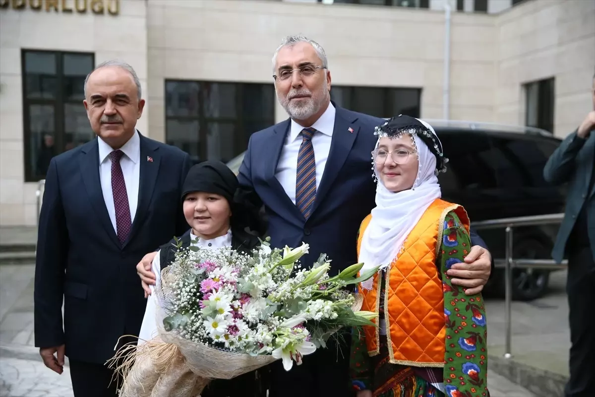 Çalışma ve Sosyal Güvenlik Bakanı Işıkhan, Ordu'da TOKİ kura çekilişinde konuştu Açıklaması
