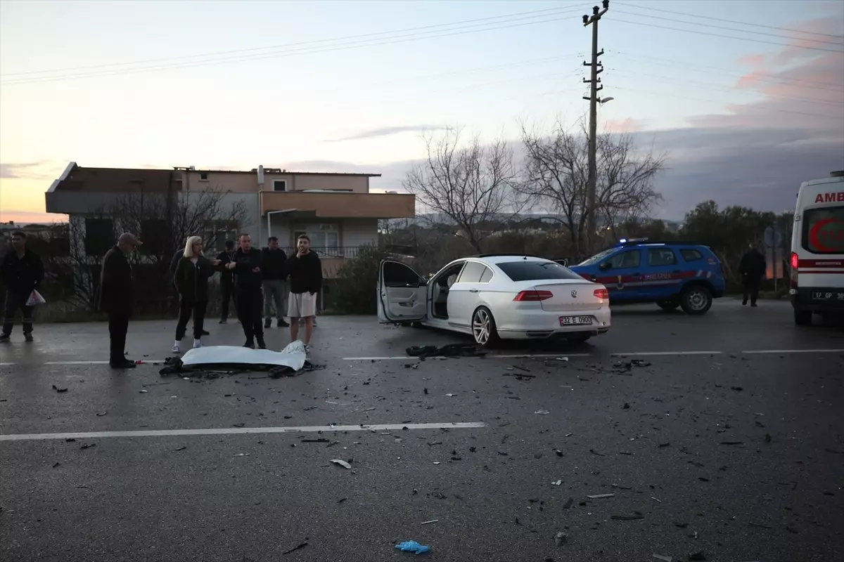 Çanakkale'de iki otomobilin çarpıştığı kazada 5 kişi yaralandı