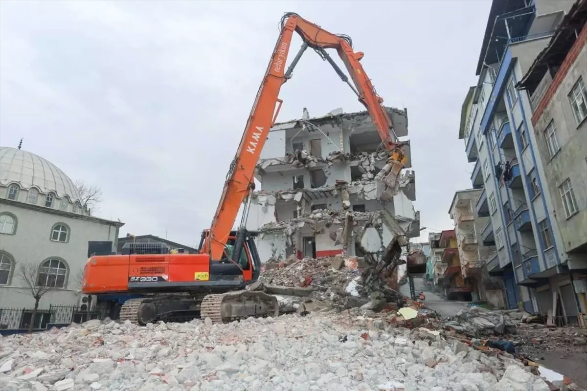 Canik'te Soğuksu Kentsel Dönüşüm Projesi kapsamında 741 binanın yıkımı sürüyor