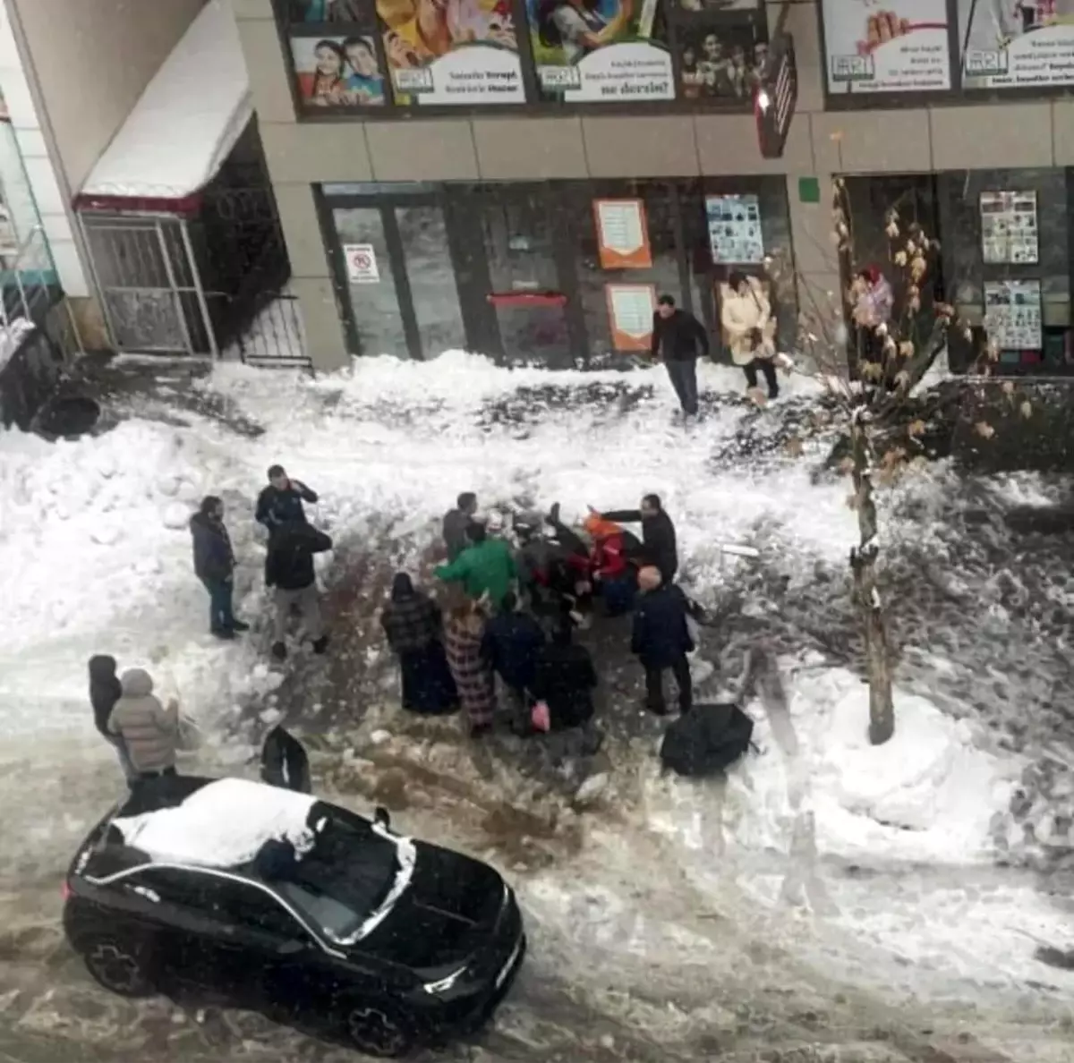 Çatıdan düşen kar kütlesinin altında kalan kadın hayatını kaybetti