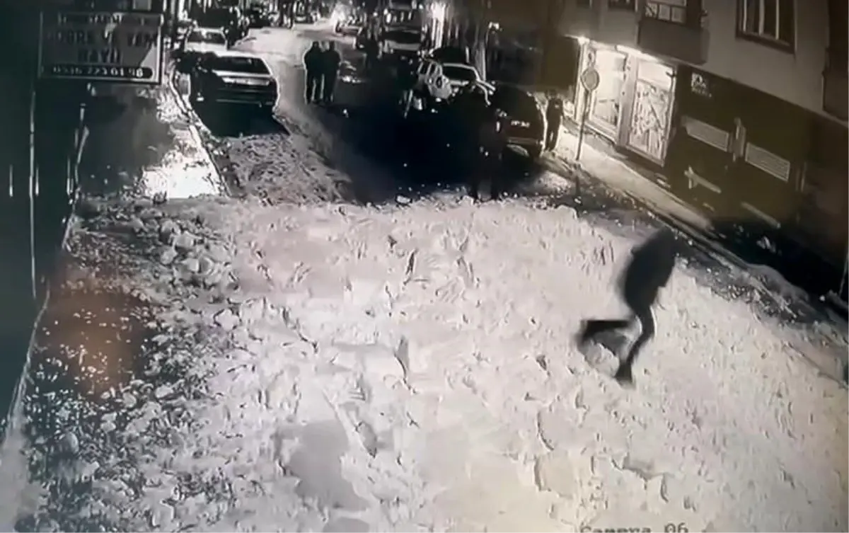 Çatıdan kar kütleleri düştü: Bir şahıs koşarak saniyeler içerisinde kurtuldu