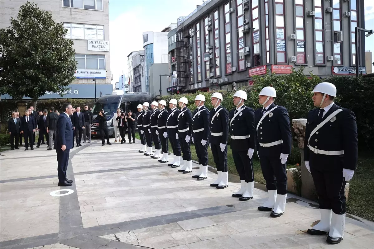 Cumhurbaşkanı Yardımcısı Yılmaz, Antalya'da olumsuz hava koşullarından etkilenen sera çiftçilerini ziyaret etti