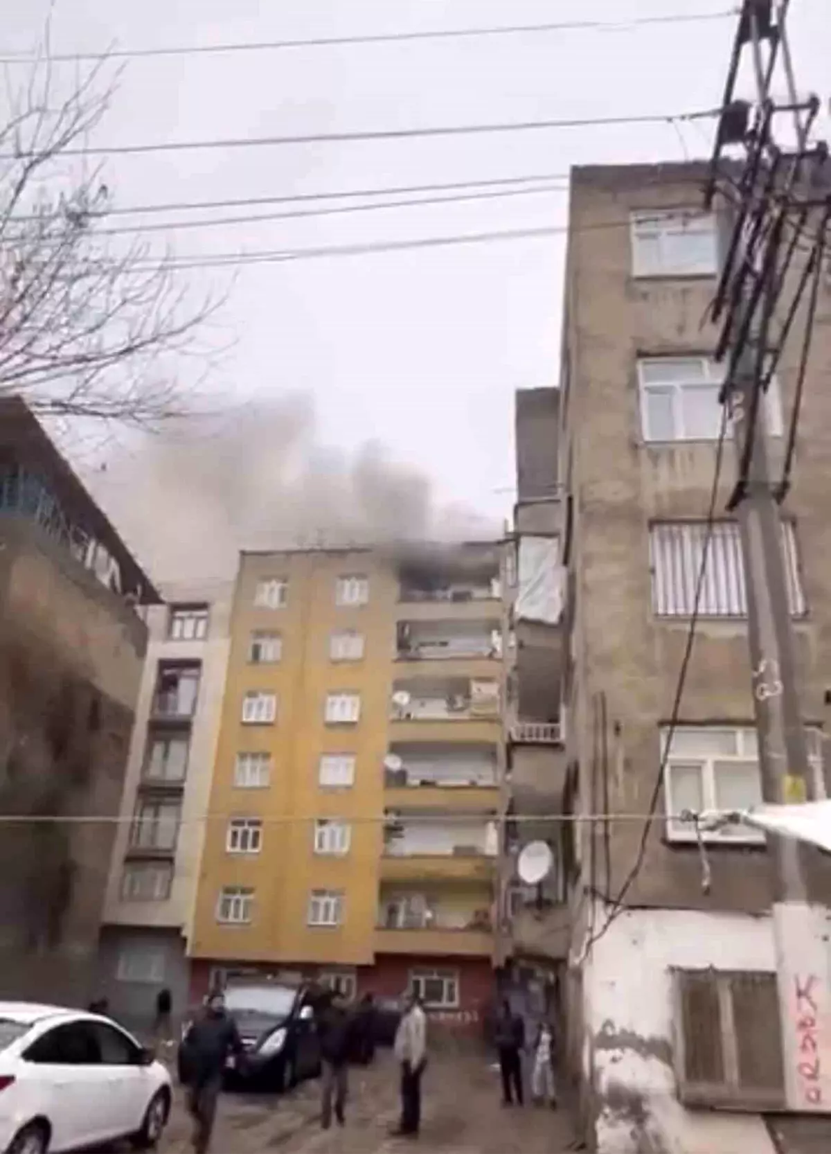 Diyarbakır'da 7 katlı apartmanda korkutan yangın