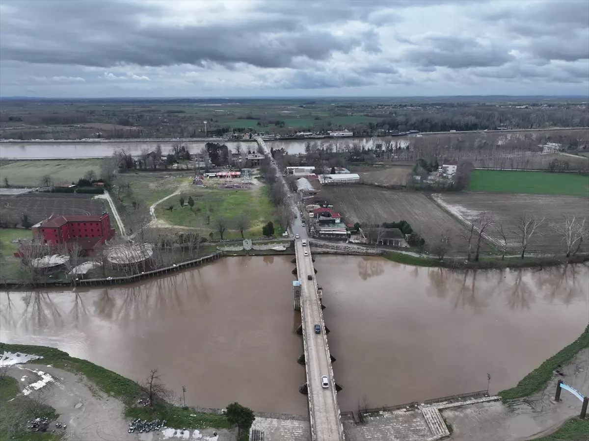 Edirne'de nehir debileri yağışlarla yükseldi