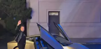 Elon Musk geleceğin otomobilinde görüntülendi