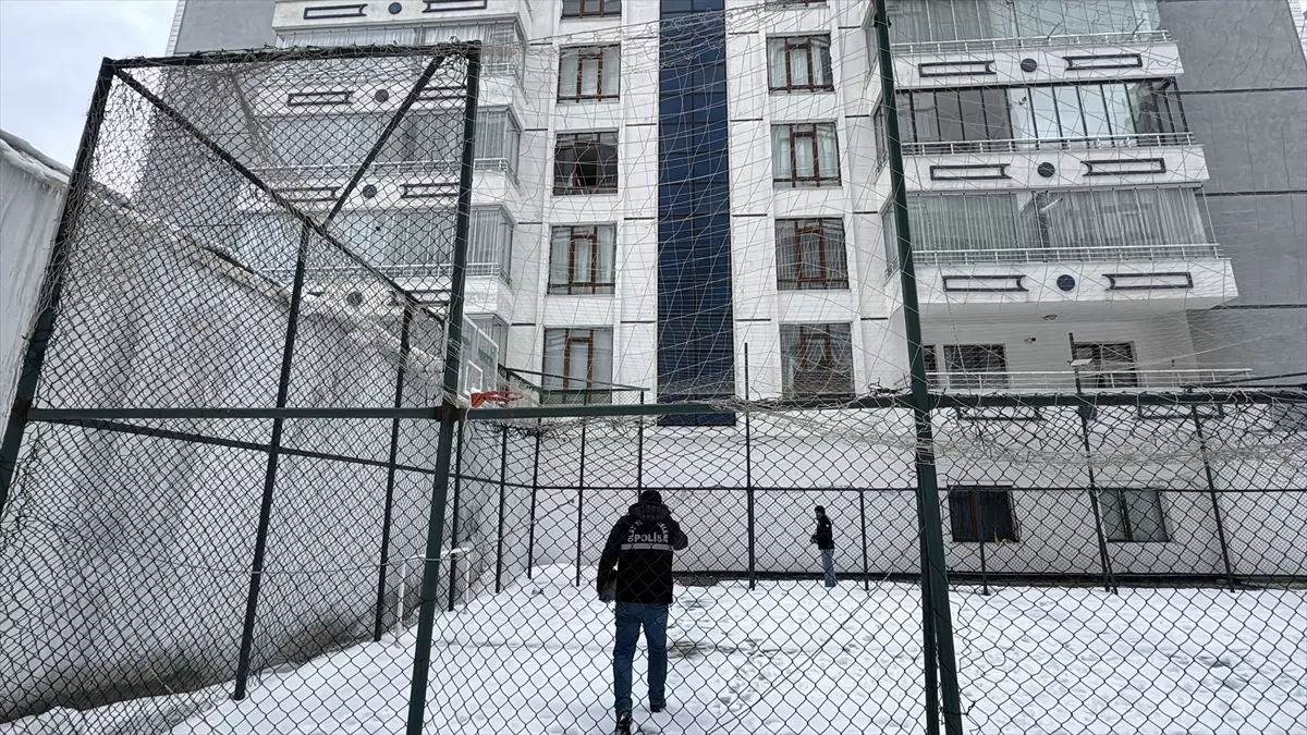 Erzurum'da cam silerken 3. kattan düşen kadın öldü