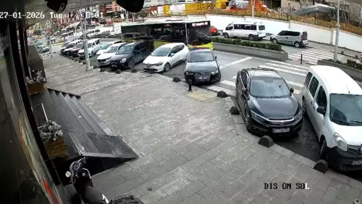 Esenler'de İETT otobüsü park halindeki araçlara çarptı