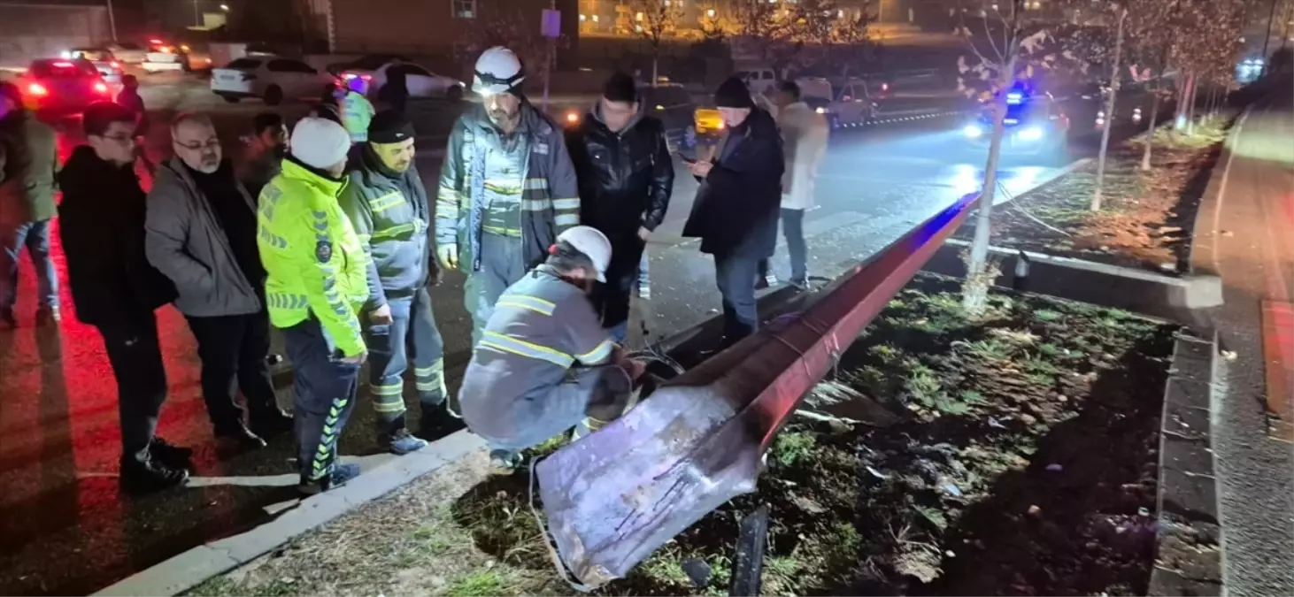 Gaziantep'te elektrik direğine çarpan otomobildeki 2 kişi yaralandı