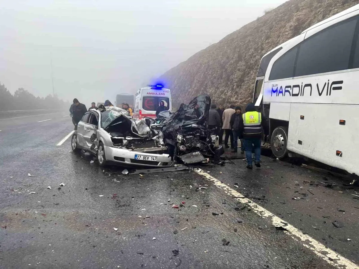 Gaziantep'te zincirleme kazada ortalık savaş alanına döndü: 2 ölü, çok sayıda yaralı