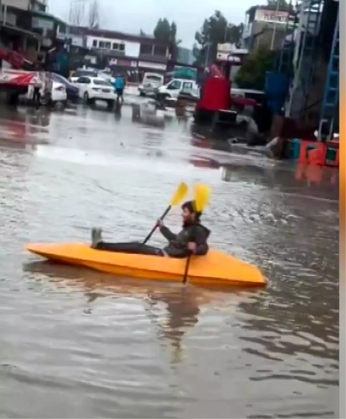 Gölde değil sokakta kano keyfi