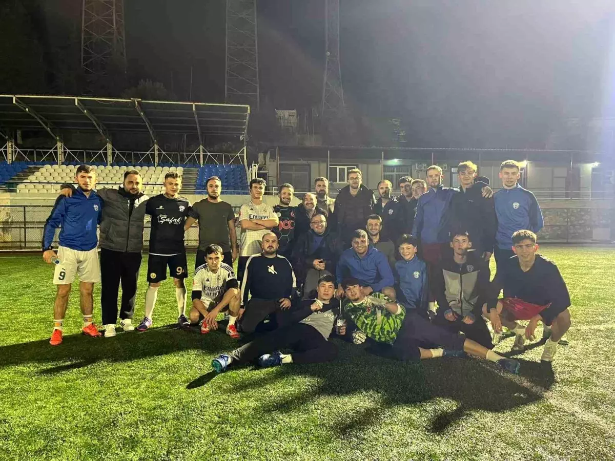 Gördes Engelliler Derneği'nden Altıntaş Spor'a destek