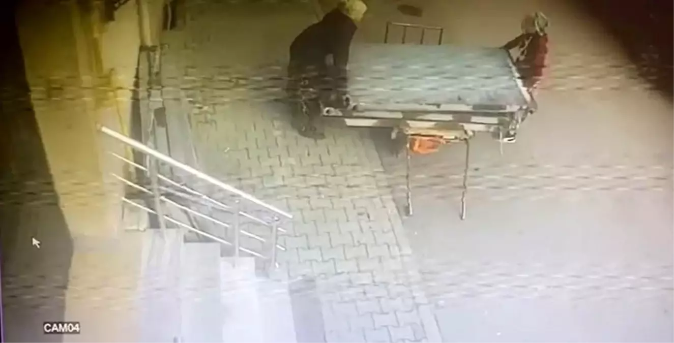 Güpegündüz hırsızlık: İki kadın dev panelleri çekçeke yükleyip götürdü