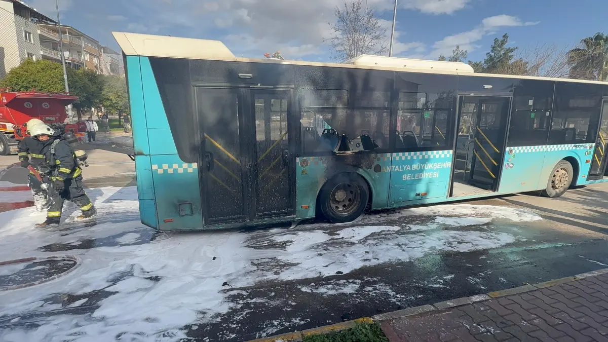 Antalya'da Halk Otobüsünde Yangın Çıktı