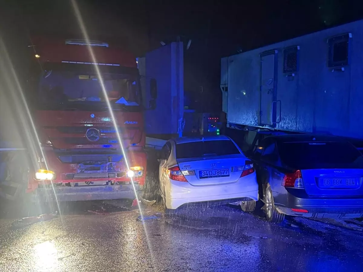 Hatay'da park halindeki 8 araca çarpan tırın sürücüsü yaralandı