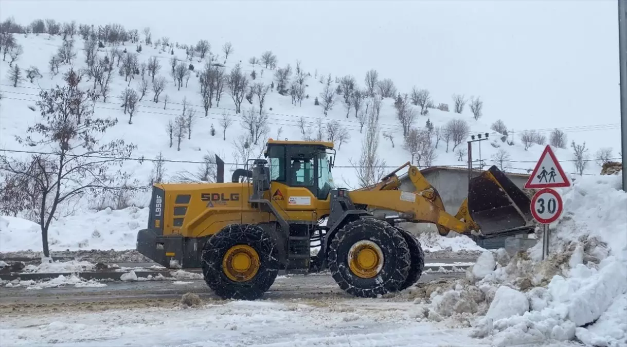 Hizan'da karla mücadele sürüyor
