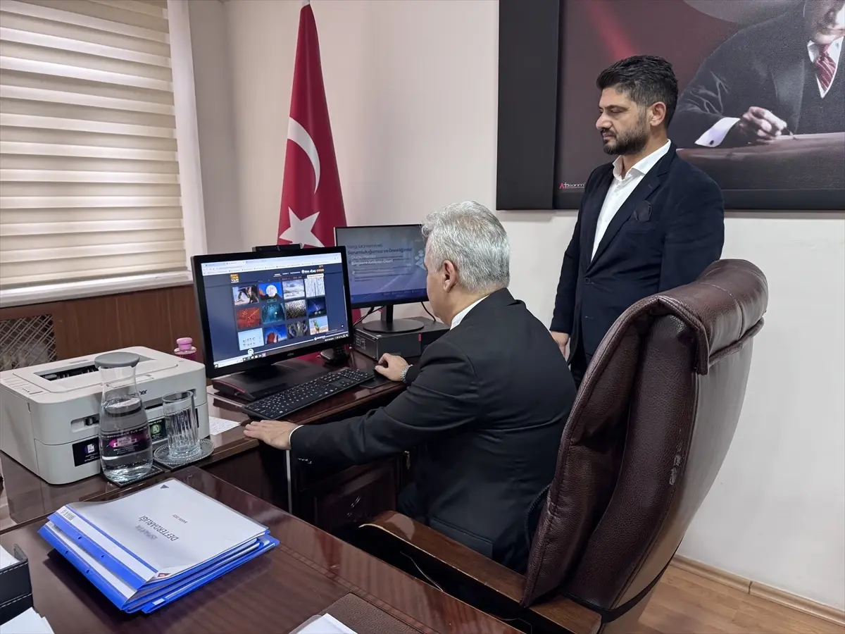 Isparta Defterdarı Mustafa Erdem, AA'nın 'Yılın Kareleri' oylamasına katıldı