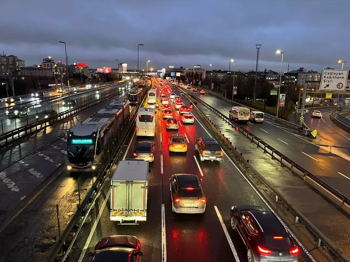 İstanbul'da akşam saatlerinde trafik yoğunluğu yüzde 87'ye çıktı