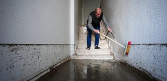 İzmir'de yağmur nedeniyle su basan ev ve iş yerlerinde temizlik yapılıyor