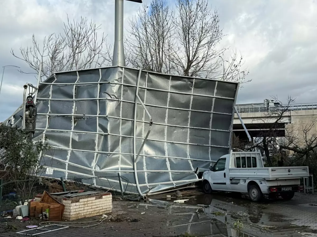 İzmir'i sağanak vurdu; 320 konut, 78 iş yeri, 5 kamu binası ve 11 aracı su bastı