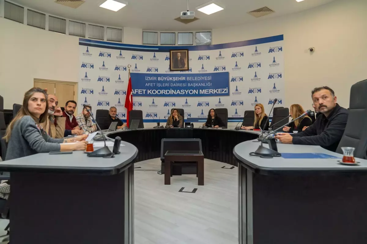 İzmir'i sağanak vurdu; 320 konut, 78 iş yeri ve 5 kamu binasını su bastı