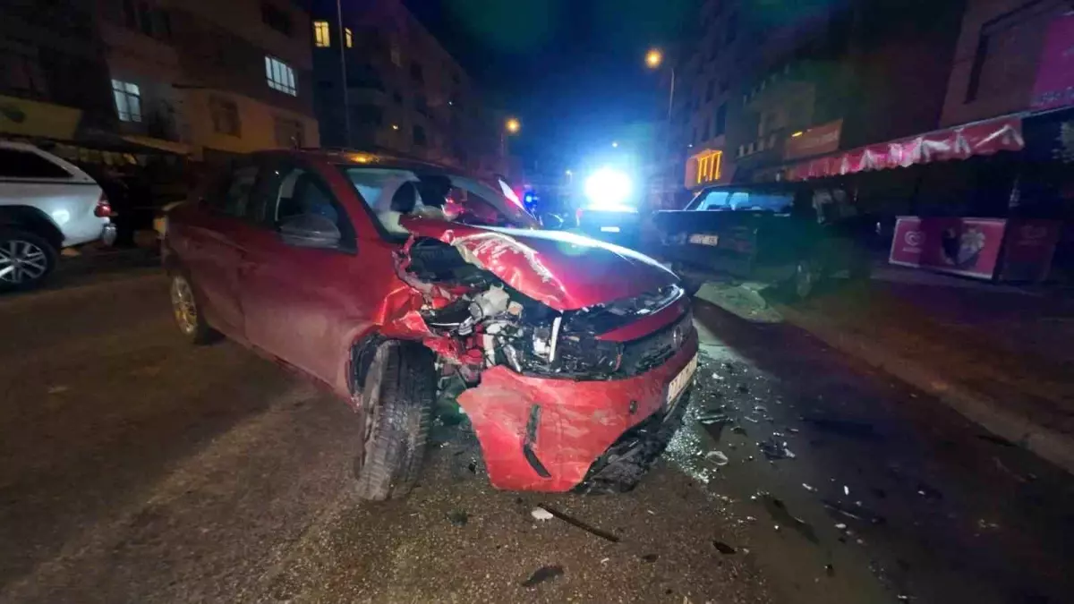 Karaman'da park halindeki araca çarpan otomobilin sürücüsü yaralandı