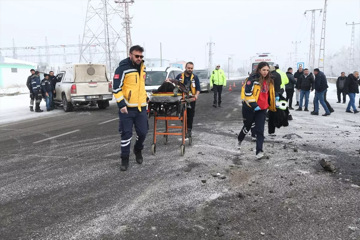 Kars'ta iki aracın çarpıştığı kazada 6 kişi yaralandı