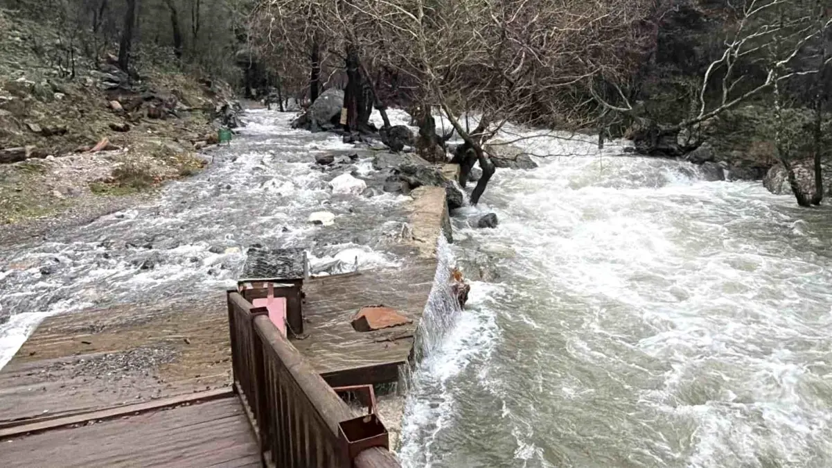 Kazdağların'da ani kar erimesi ve sağanak yağış nedeniyle dereler yataklarına sığmıyor
