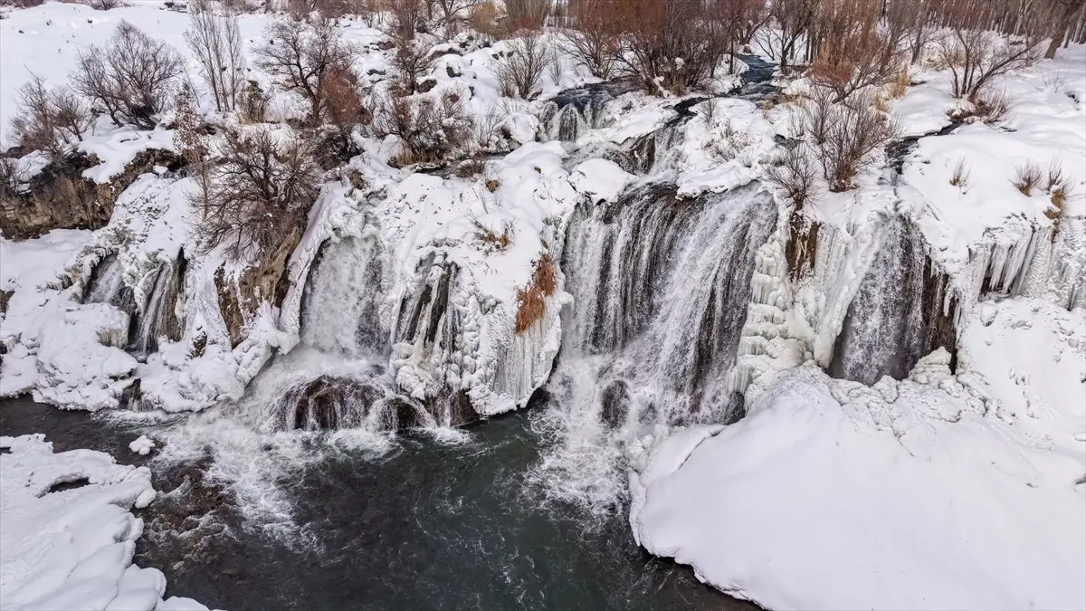 Kısmen donan Muradiye Şelalesi'nde kış güzelliği