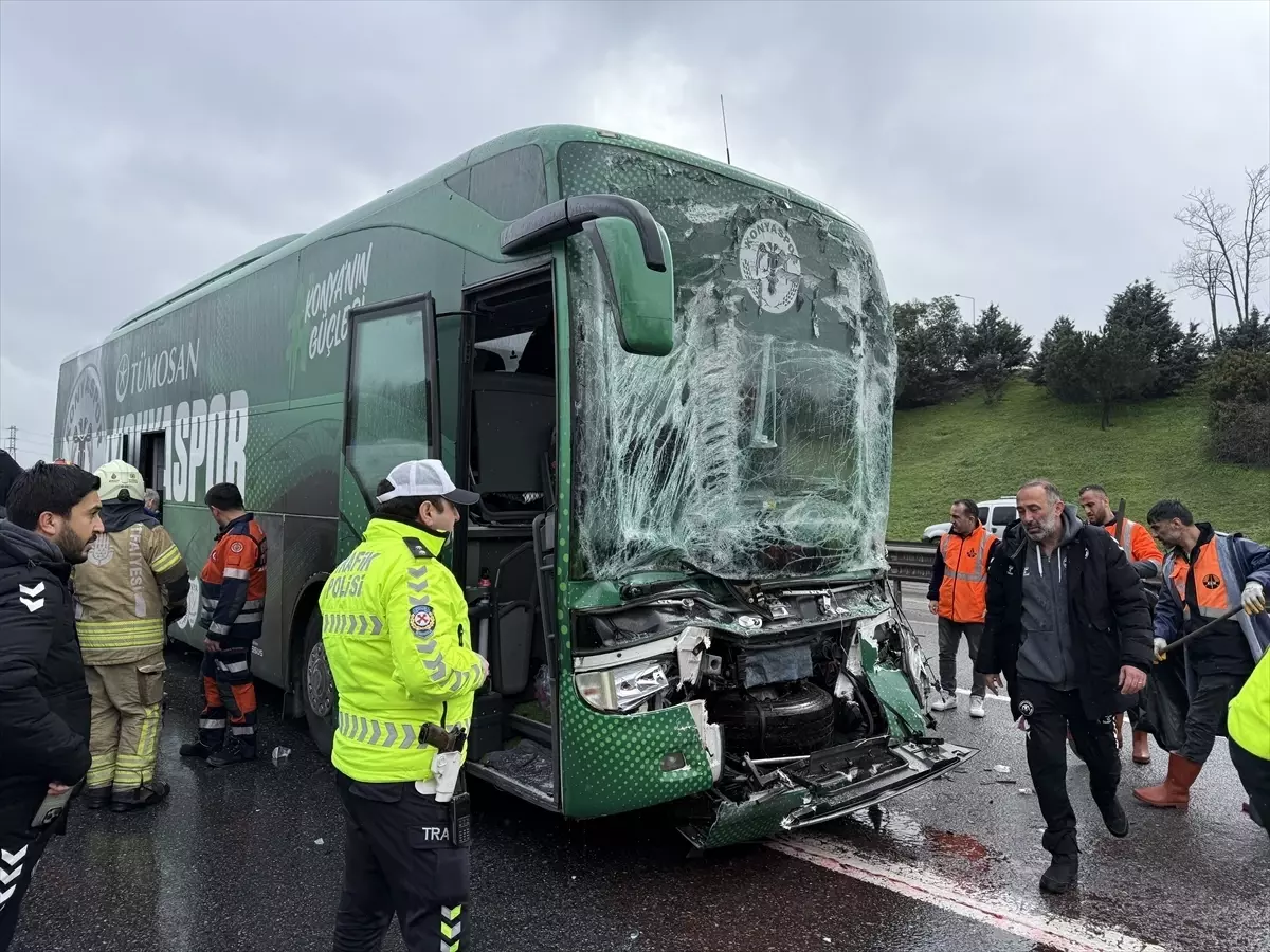 Konyaspor Futbol Akademisi oyuncularını taşıyan otobüs İstanbul'da kaza yaptı