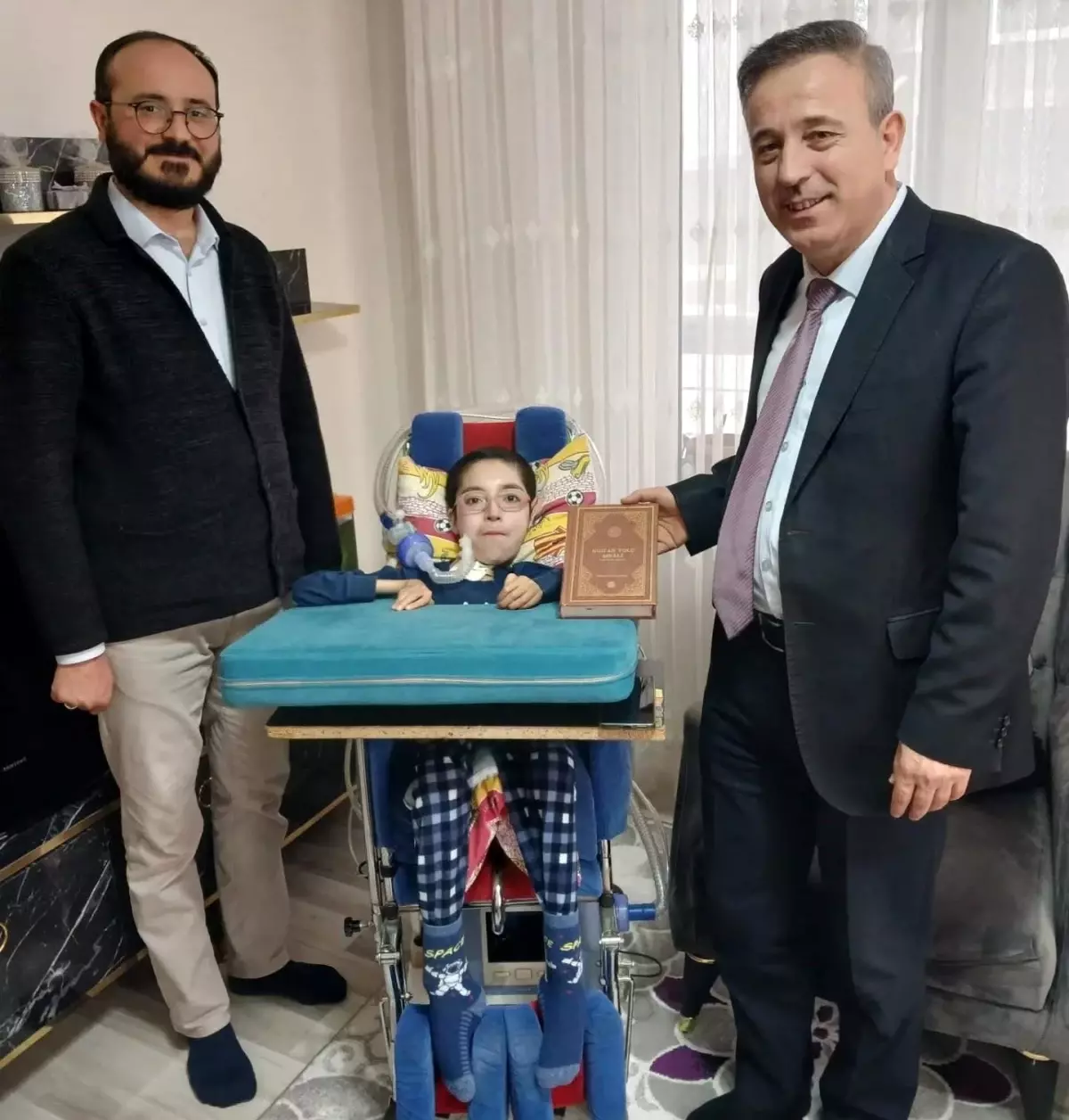 Kütahya İl Müftülüğünden evinde eğitim gören hasta öğrenciye anlamlı ziyaret