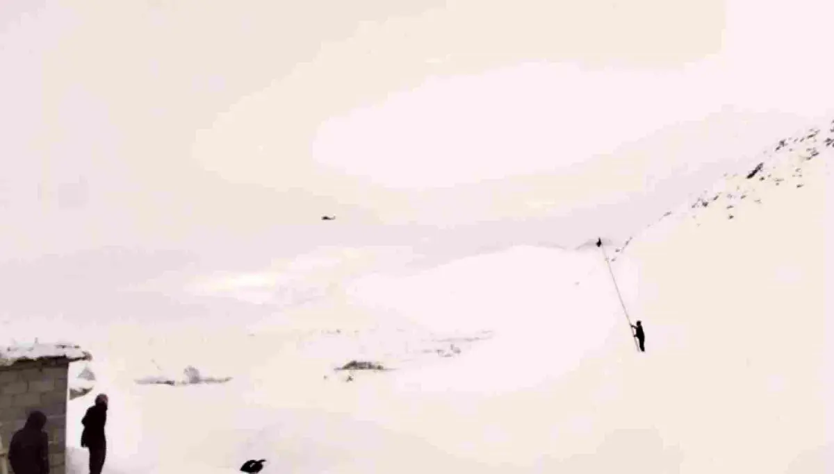 Mahsur kalan hastayı almaya giden helikoptere bez sallayarak yol gösteri