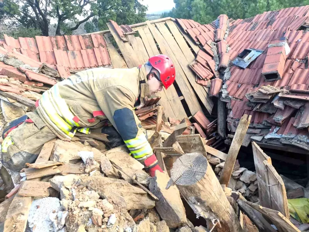 Manisa'da kerpiç ev çöktü: 1 yaralı