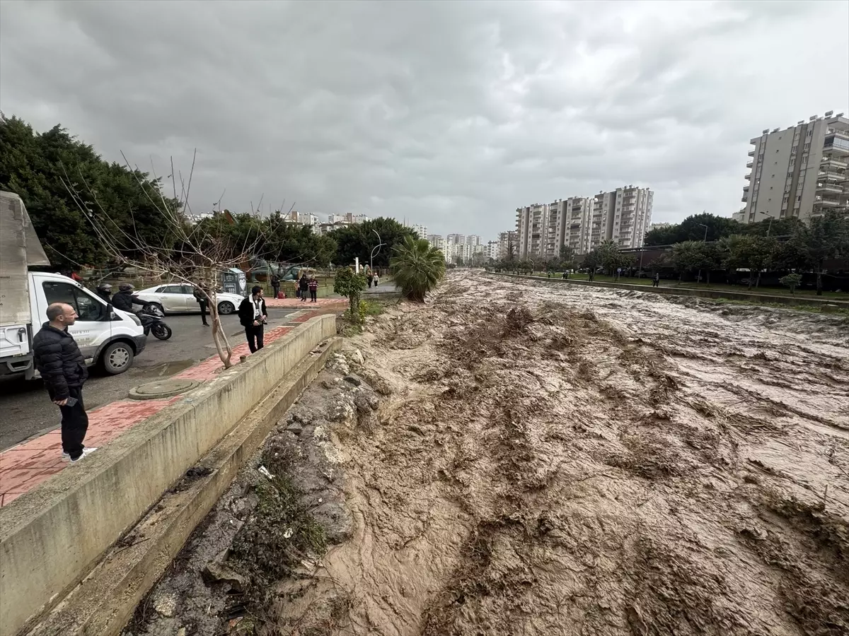 Mersin'de kuvvetli yağış hayatı olumsuz etkiliyor