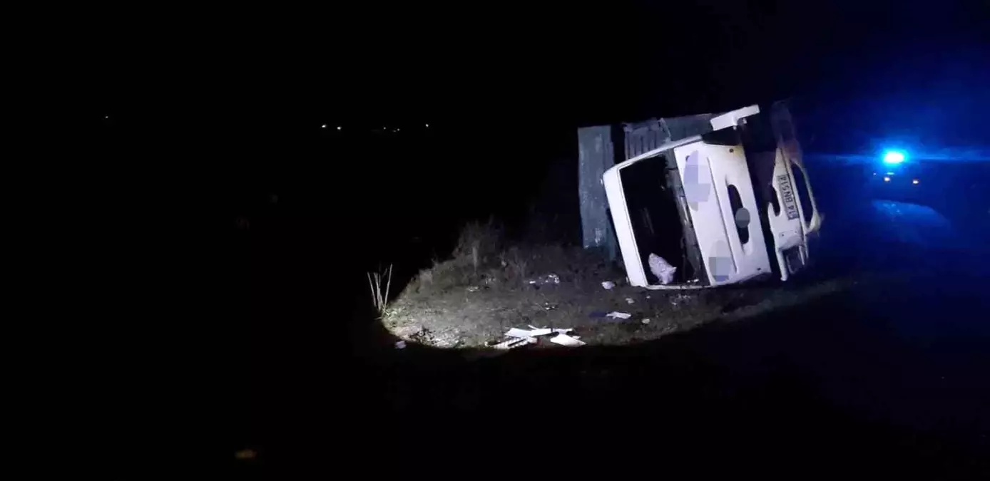 Mudurnu'da kamyon şarampole devrildi: 1 yaralı