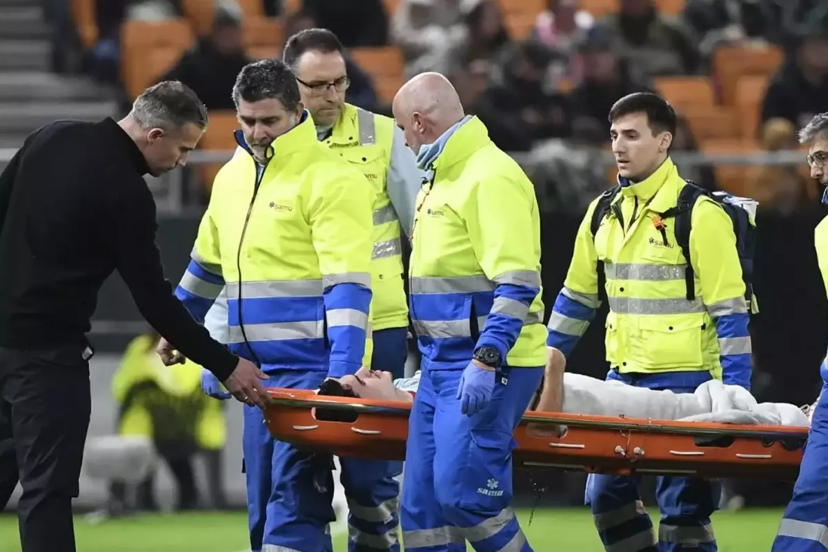 Oğlunu oyuna alan Robin van Persie'ye çifte şok