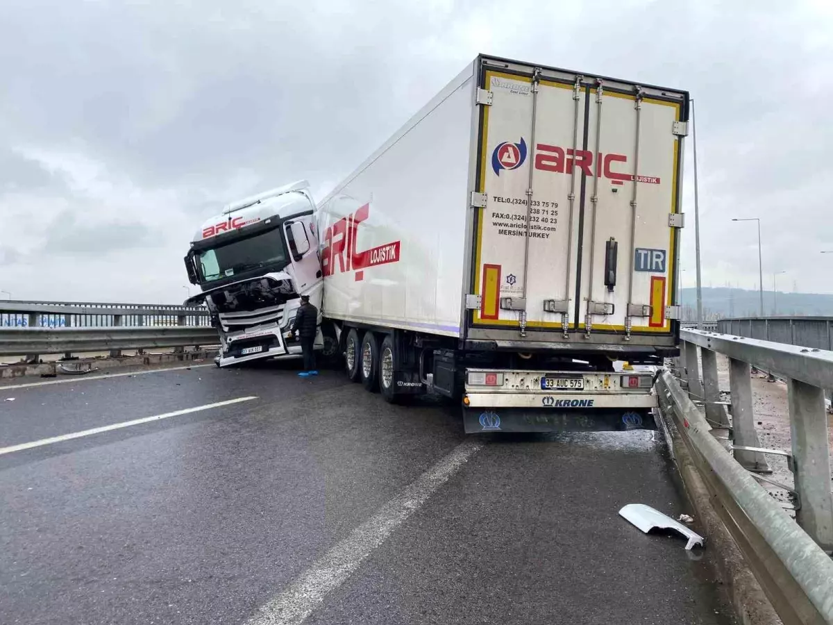 Sağanak beraberinde kazayı getirdi: Kuzey Marmara Otoyolu'nda tır makasladı