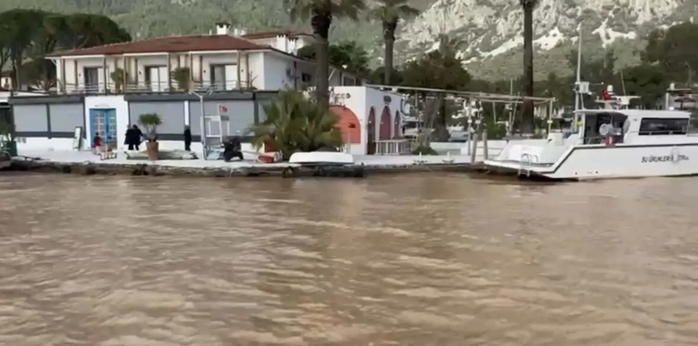 'Sakin Şehir'de denizin rengi değişti