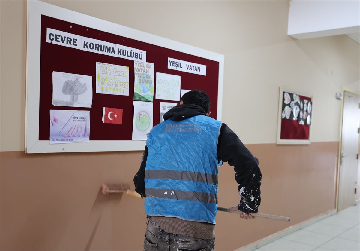 Samsun'da yükümlüler sömestir tatilinde okulu eğitim öğretime hazırladı