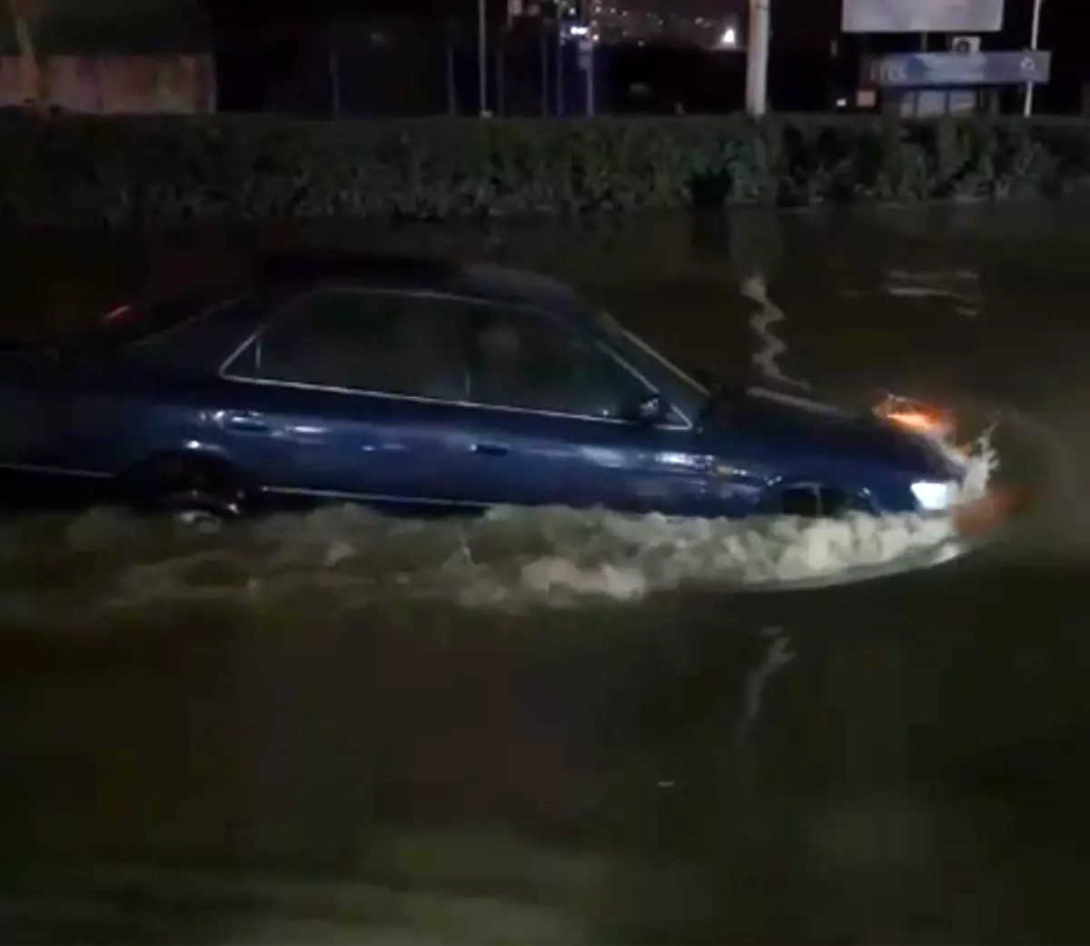 Sel sularında gemi gibi ilerledi