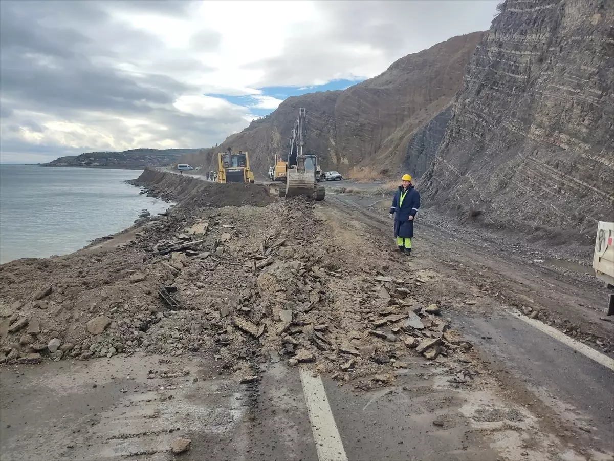 Tekirdağ'da heyelan nedeniyle Gaziköy-Uçmakdere yolu trafiğe kapatıldı