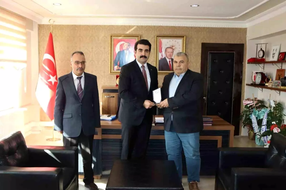 Tomarza'da vergi dairesi bünyesinde 41 yıl görev yapan memura kaymakamdan plaket