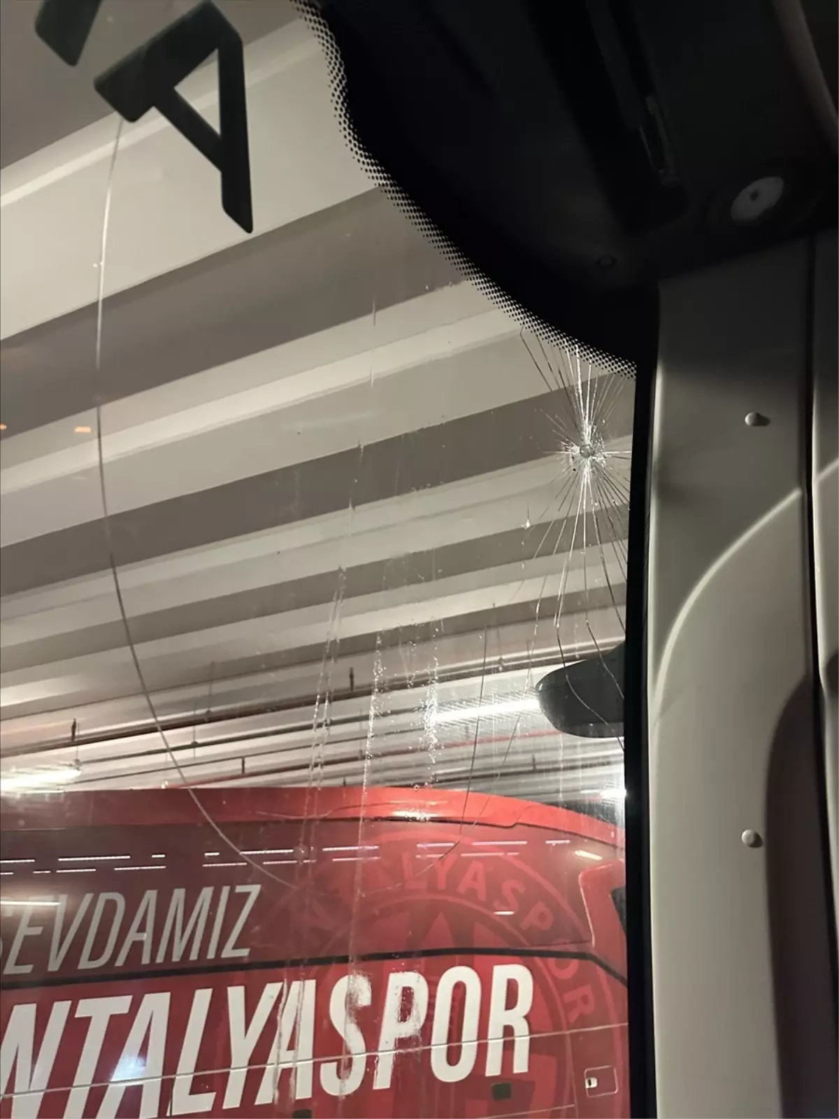 Trabzonspor'un Antalya deplasmanındaki takım otobüsüne taşlı saldırı