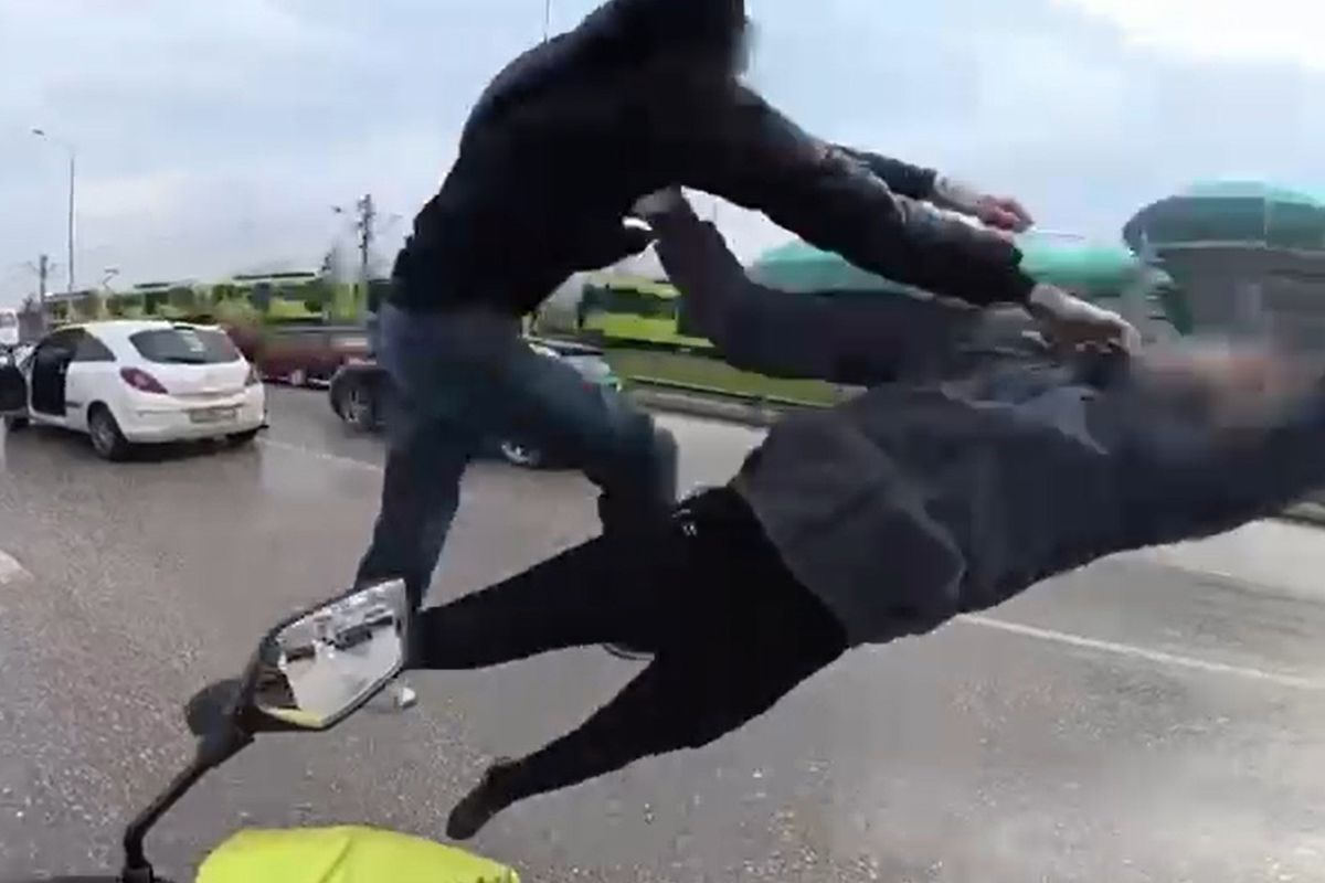 Trafikte film sahnelerini aratmayan uçan tekmeli kavga kamerada