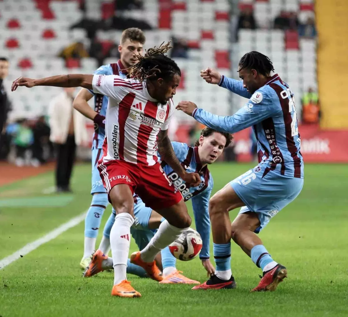 Trendyol Süper Lig: Antalyaspor: 1 Trabzonspor: 0 (İlk yarı)