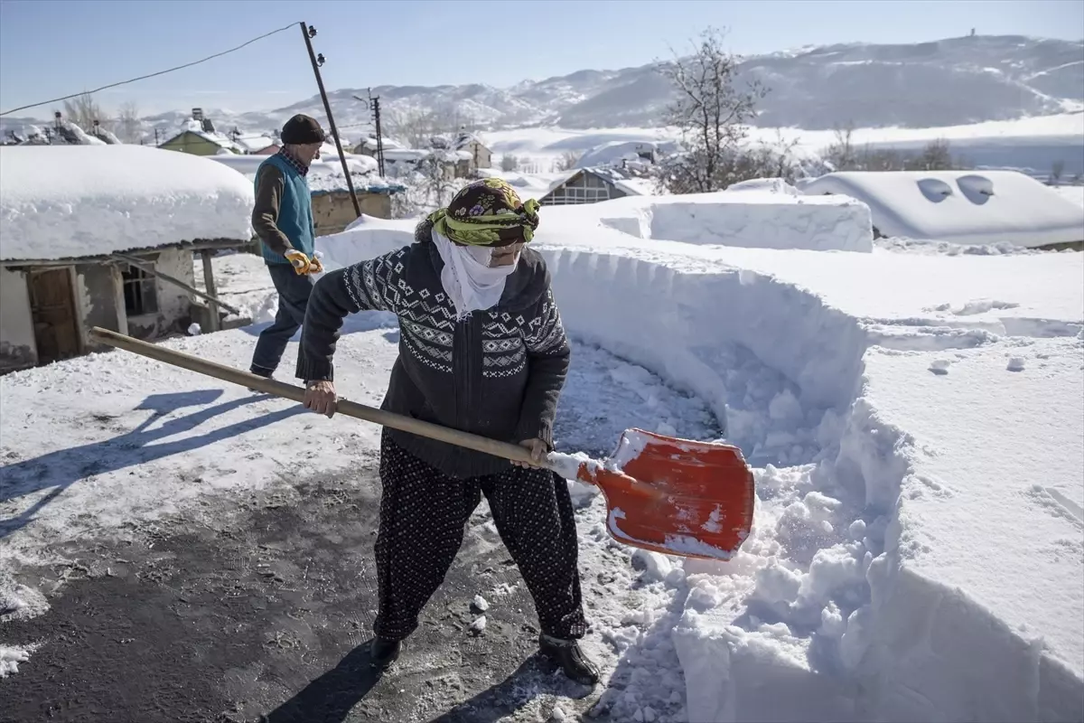 Tunceli'de köylüler damlarda kar atma ve 'loğ' çekme mesaisinde