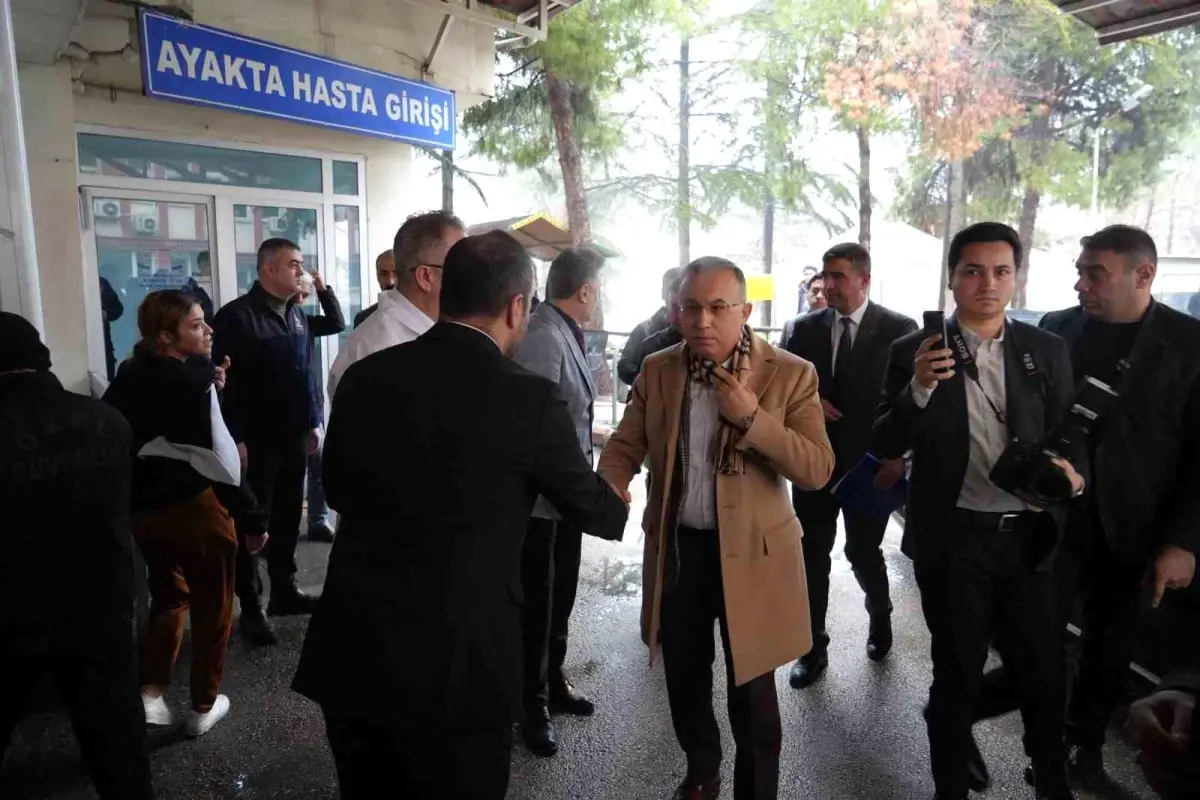 Vali Kemal Çeber, kazada yaralanan vatandaşları hastanede ziyaret etti